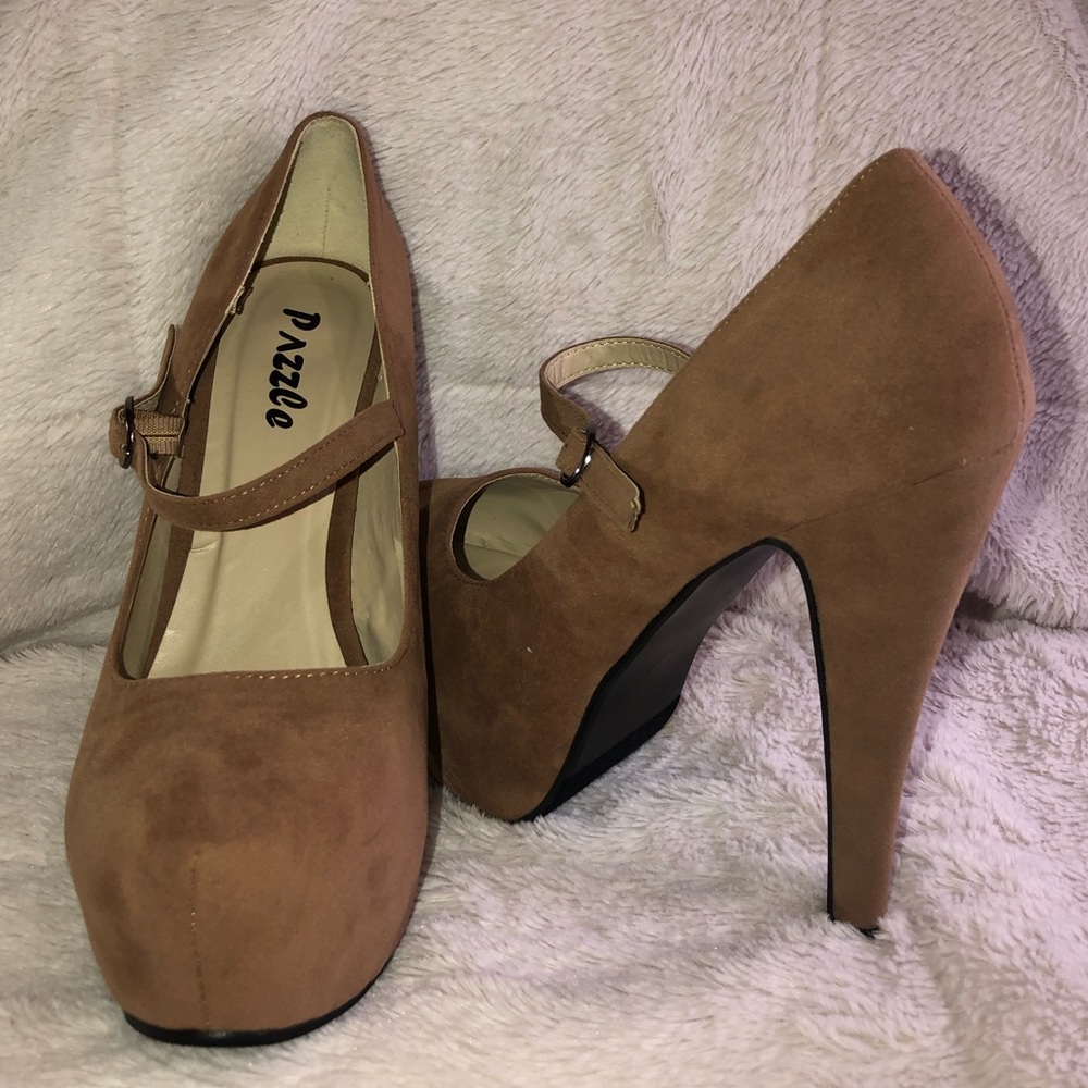 Tan heels 👠